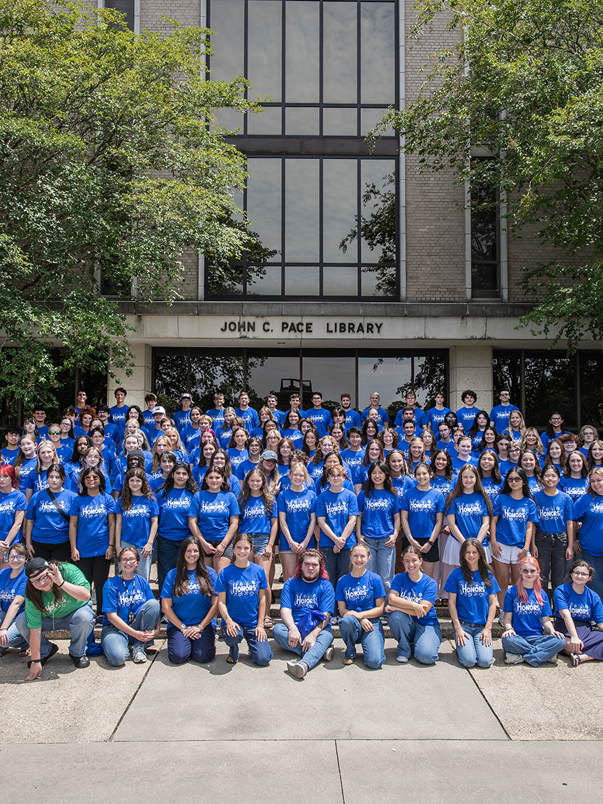 Students join an honors orientation group photo in front of the Pace Library.