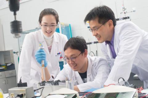 Students doing research