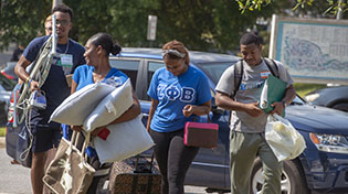 Students moving in on Move In Day.