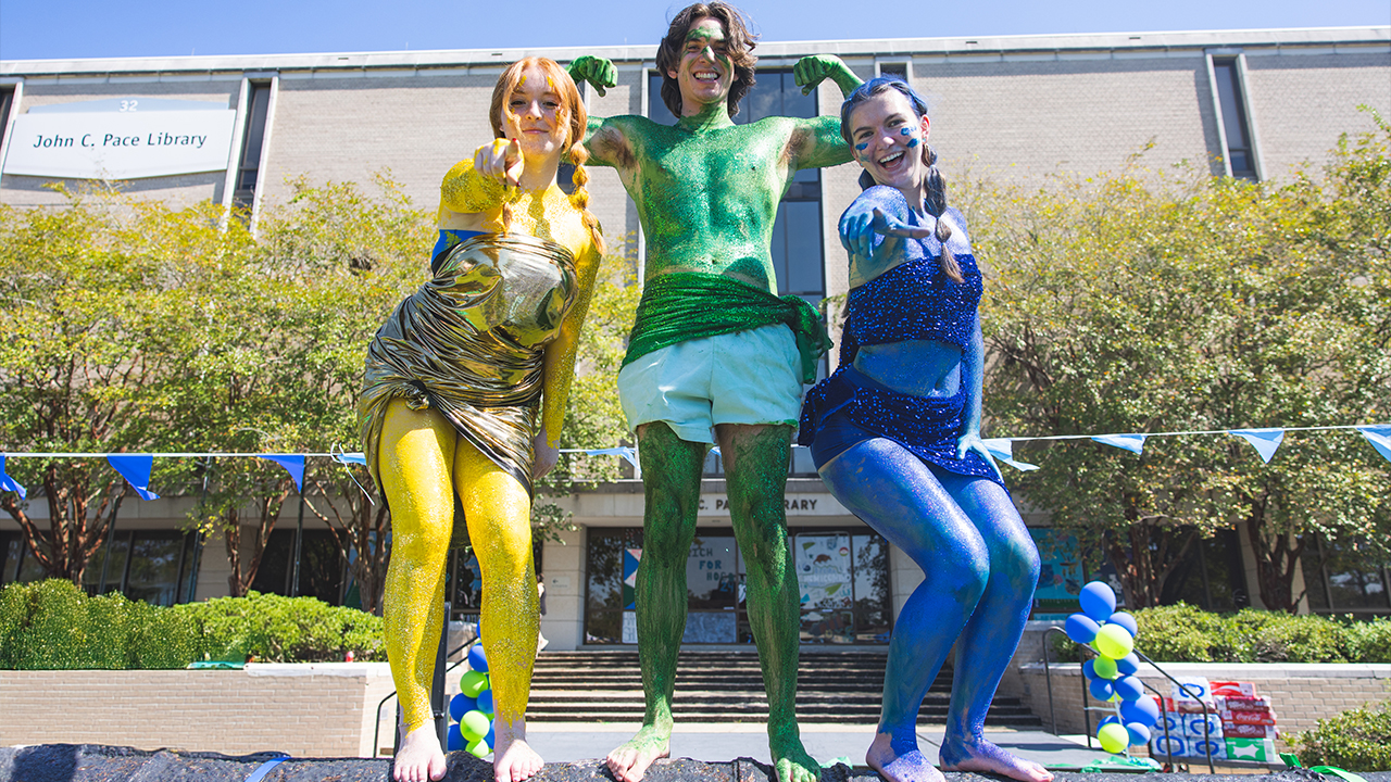 students in glitter in the spirit of Homecoming week