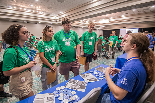 Honors members discussing with an Honors Mentor