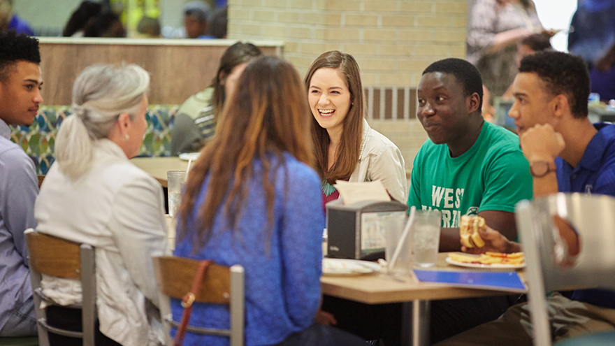 Students sitting in the Nautilus Market with President Saunders