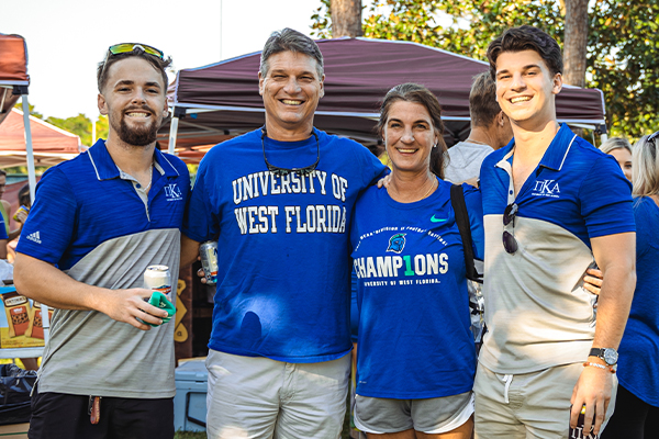 4 Family Members Posing for Homecoming