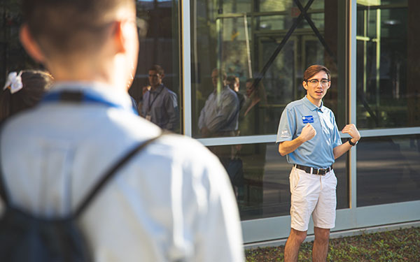 A Student Admissions Representative gives a campus tour.