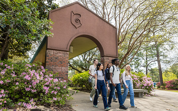 A group of UWF students walk campus