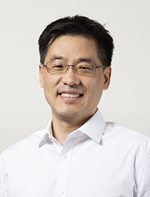 Youngil Lee indoor headshot.