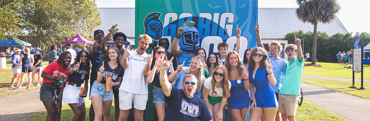 UWF students posing for a group photo with Argie.