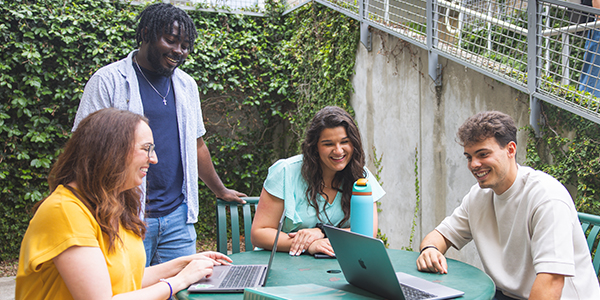 Group of students on uwf campus