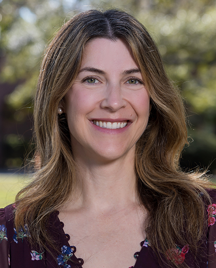 Jennifer Peck outdoor headshot.