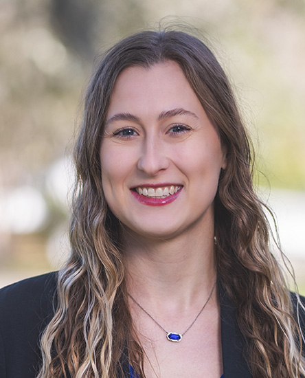 Micayla Yates outdoor headshot.