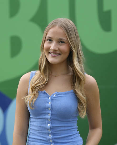 Mackenzie Flood outdoor headshot.