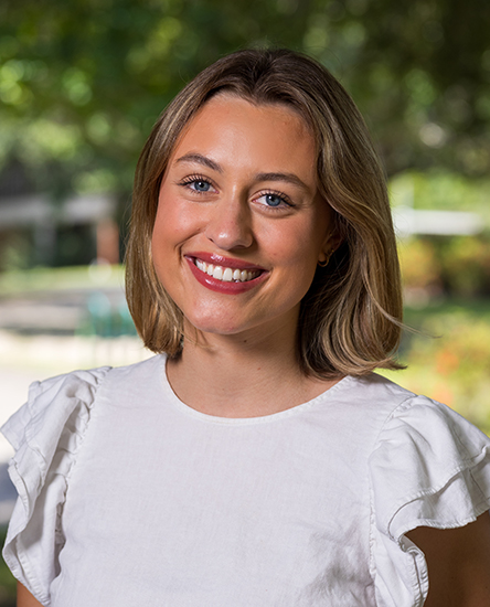 Makayla Guilbeau outdoor headshot.