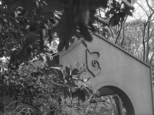 Cantor al Sol archway on the Pensacola campus.