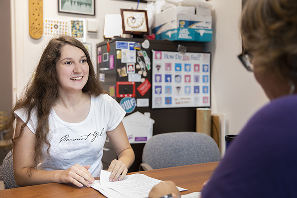psychology student and faculty member meeting during office hours