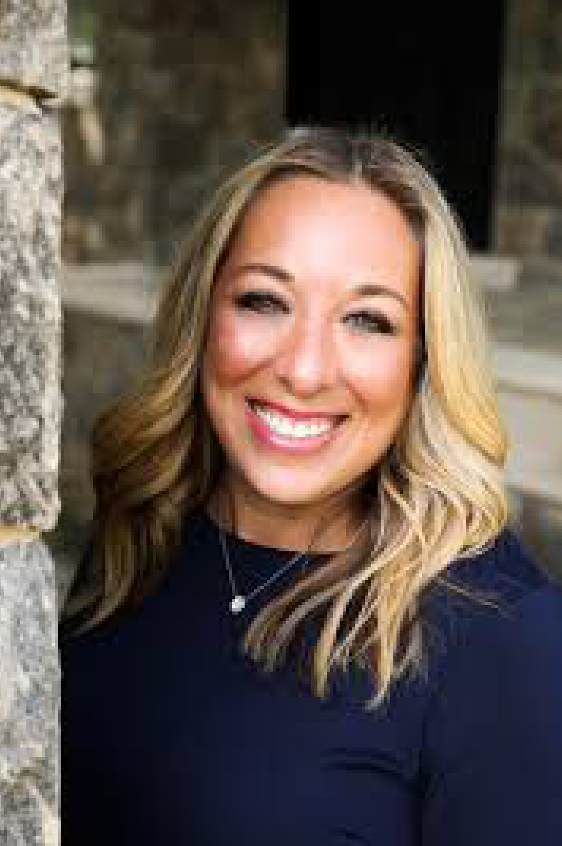 Robin Zimmern headshot.